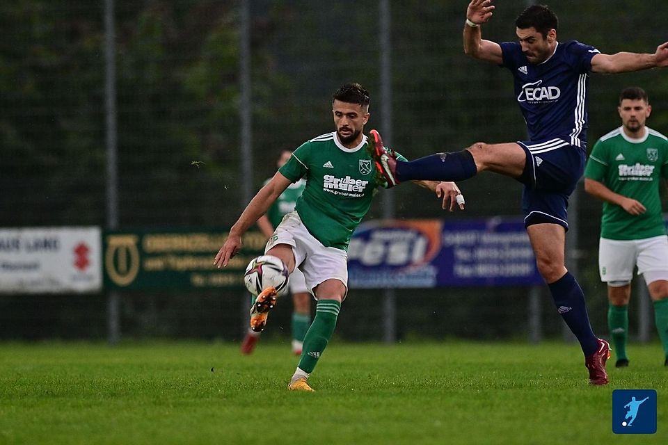 Argjent Mustafa (am Ball) läuft ab sofort für den TSV Schönberg auf 