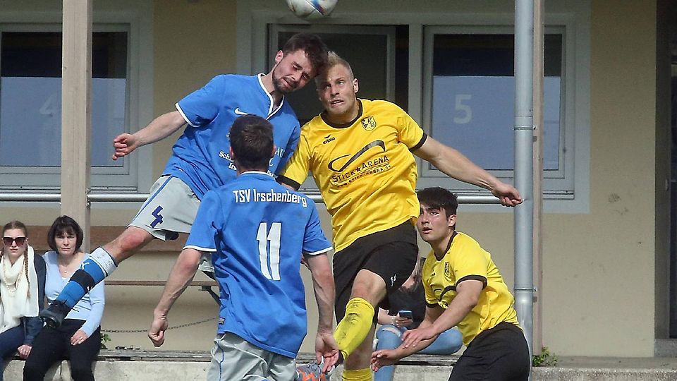 Überhastet vergeben: Die Tölzer mit Jonas Trautwein (2.v.re.) machten nichts aus ihrer Überlegenheit in der zweiten Halbzeit gegen Irschenberg.