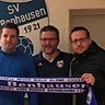 Jochen Niggemeier (m.) freut sich über die Zusagen von Marcel Giovanelli (l.) und Claas Teipel (r.).Foto: SV Benhausen