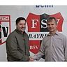 Handschlag: FSV-Klubchef Alexander Just (re.) begrüßt den neuen Trainer Claudio Eismann. F: Wunder