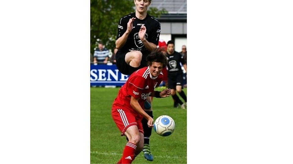 Der Rödgener Ole Hahn (oben) geht hier etwas ungestüm in das Zweikampfduell gegen Annerods Maurizio Berti (unten). Aber auch nach 90 Minuten ist Rödgen obenauf und gewinnt das Spitzenspiel mit 4:2.