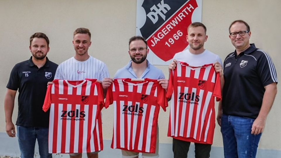 Die Jägerwirther Verantwortlichen Tobias Sprödhuber (li.) und Tobias Hofbauer (re.) heißen ihre Neuzugänge willkommen 