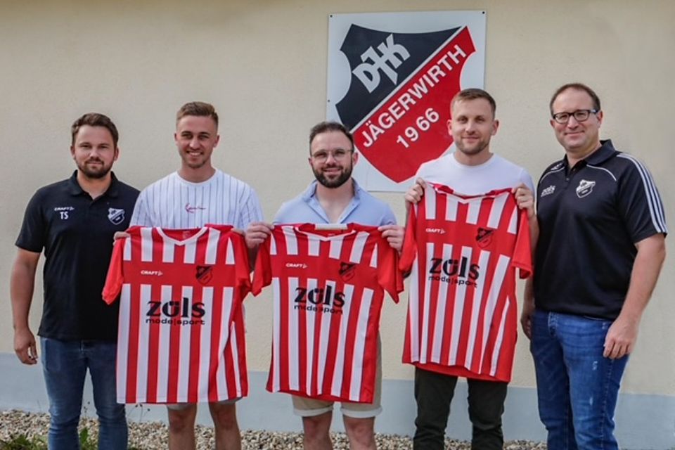 Die Jägerwirther Verantwortlichen Tobias Sprödhuber (li.) und Tobias Hofbauer (re.) heißen ihre Neuzugänge willkommen Die Jägerwirther Verantwortlichen Tobias Sprödhuber (li.) und Tobias Hofbauer (re.) heißen ihre Neuzugänge willkommen