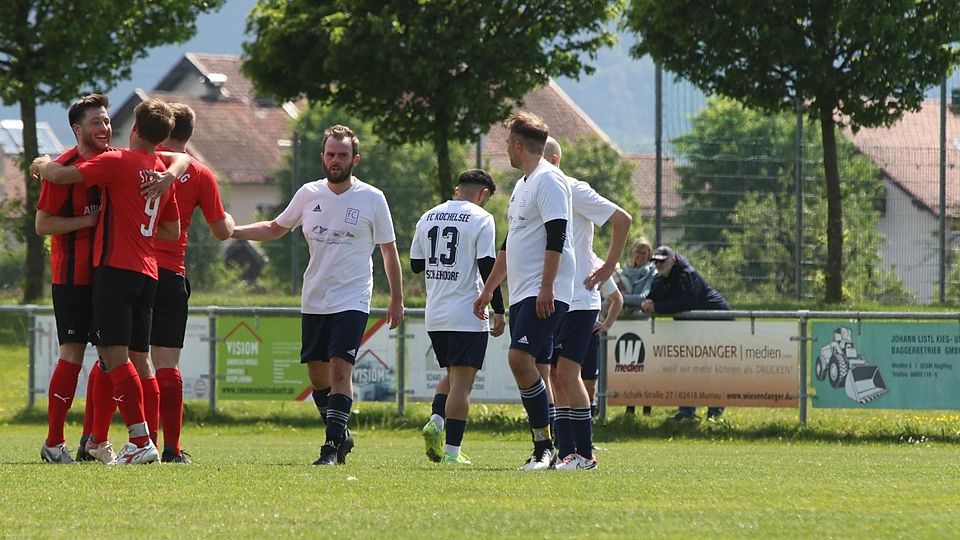 Spiegelbild der Saison: Die Uffinger um Martin Flöß (l.) jubeln, die Schlehdorfer schauen bedröppelt drein.