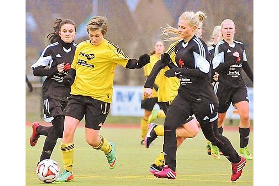 Duell auf Augenhöhe: Die Abbehauser Fußballerinnen (Gelbe Trikots) setzten sich im Spitzenspiel der Bezirksliga mit 3:1 durch. Felix Grossmann
