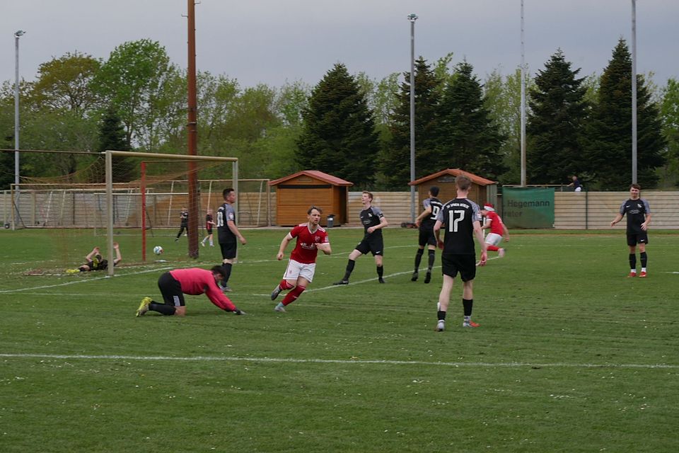 Der Ball liegt im Netz zum Führungstreffer