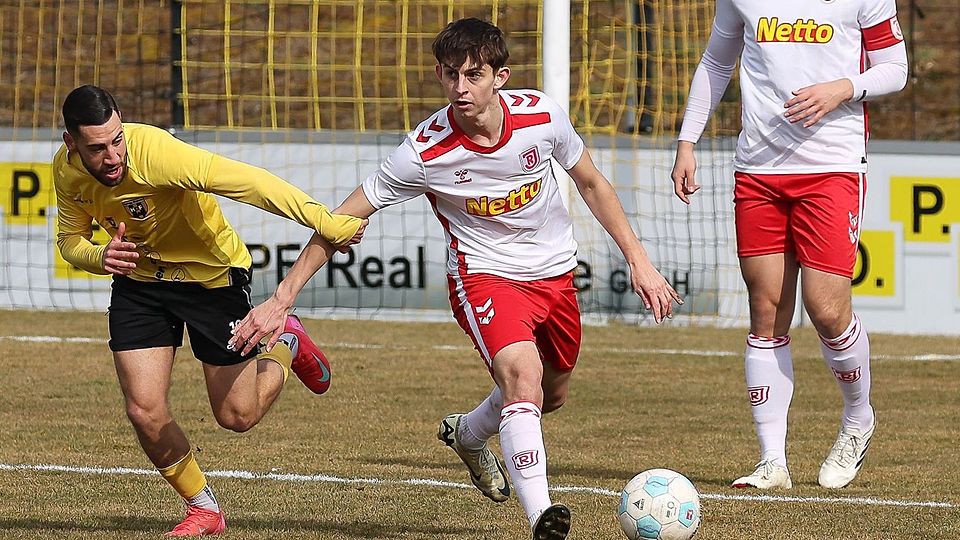 Manuel Reiß (rechts) streift sich in Zukunft das Spielerdress des ASV Cham über.