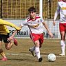 Manuel Reiß (rechts) streift sich in Zukunft das Spielerdress des ASV Cham über.