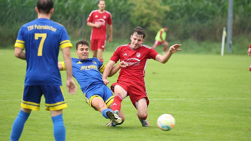 Durchsetzungsstark präsentierte sich der SV Miesbach (in Rot) beim 3:1-Erfolg in Peterskirchen.