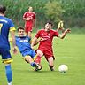Durchsetzungsstark präsentierte sich der SV Miesbach (in Rot) beim 3:1-Erfolg in Peterskirchen.