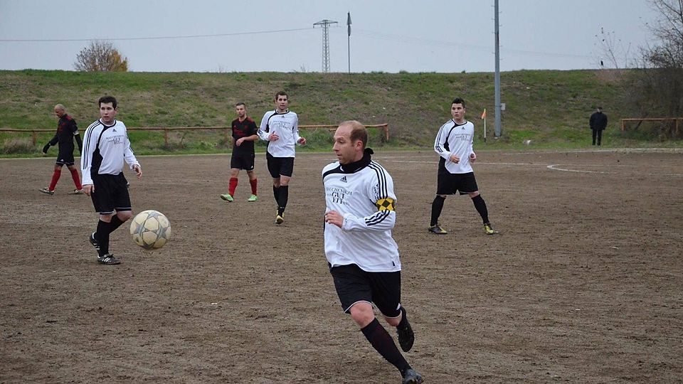 Im Reserveteam von SW Mauchenheim (weiß) ist der sportliche Erfolg nicht wichtig. Vielmehr spielt die Zweite für den Spaß. Foto: Boor