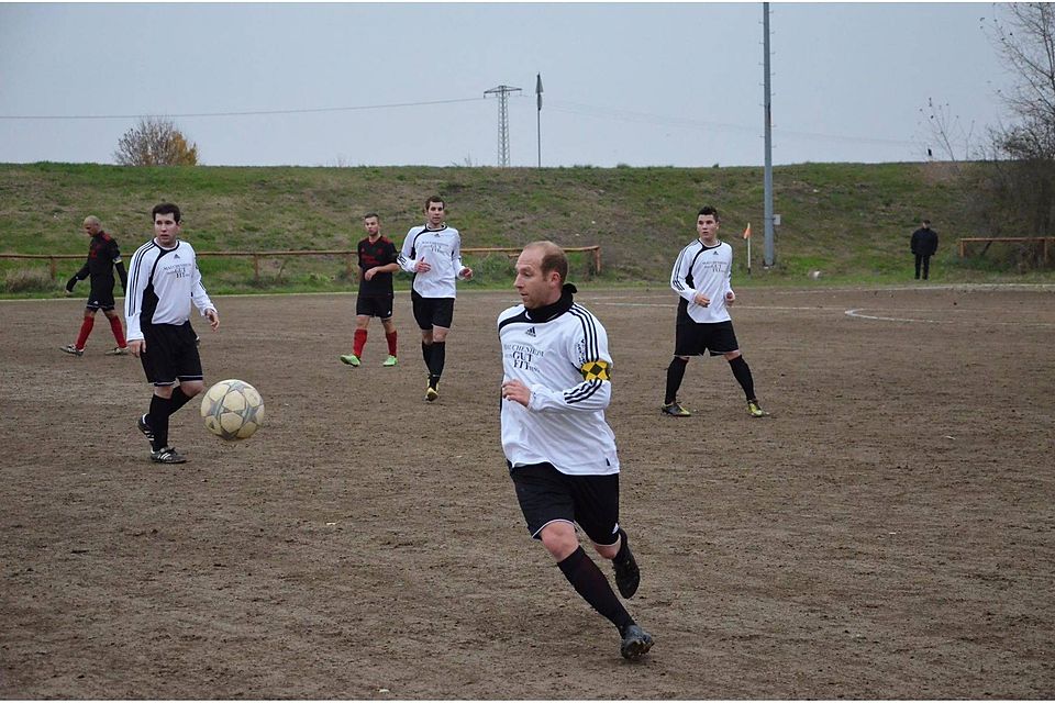Im Reserveteam von SW Mauchenheim (weiß) ist der sportliche Erfolg nicht wichtig. Vielmehr spielt die Zweite für den Spaß. Foto: Boor