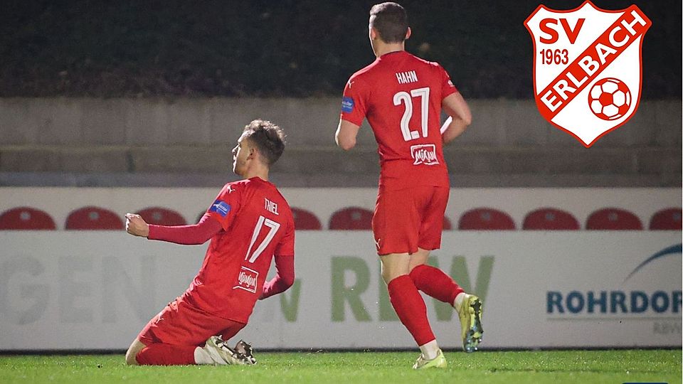 Beim SV Erlbach flutscht es mittlerweile wieder: Lenny Thiel (li.) und Wolfgang Hahn feiern den Treffer zum 2:0 am Freitagabend gegen Deisenhofen.