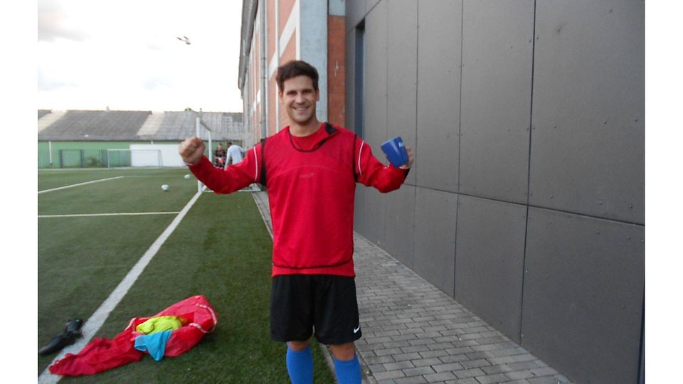 Ein strahlender Sieger - Andreas Scherer präsentiert seine FuPa-Tasse F: Könnel