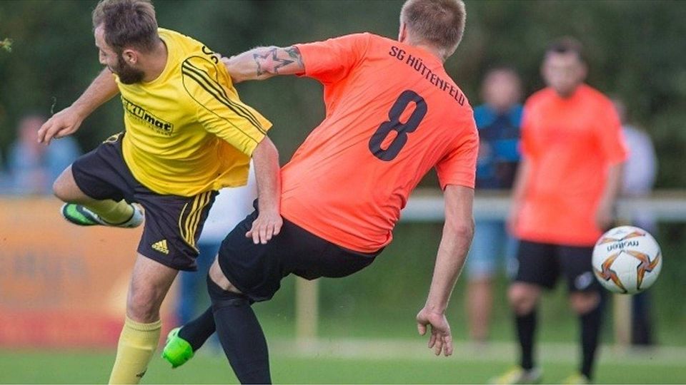 Die SG Hüttenfeld stellt gegen die SG Riedrode II früh das Fußballspielen ein und muss sich mit einem Punkt begnügen.	Foto: Gutschalk