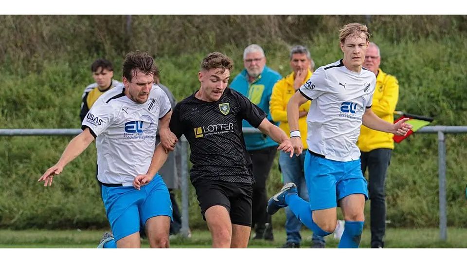 Medenbach marschiert mit Elias Seiler (Mitte). Ihn begleiten Maurice Albrecht (l.) und Luis Faber (r.) vom RSV Büblingshausen. © Lorenz Pietzsch