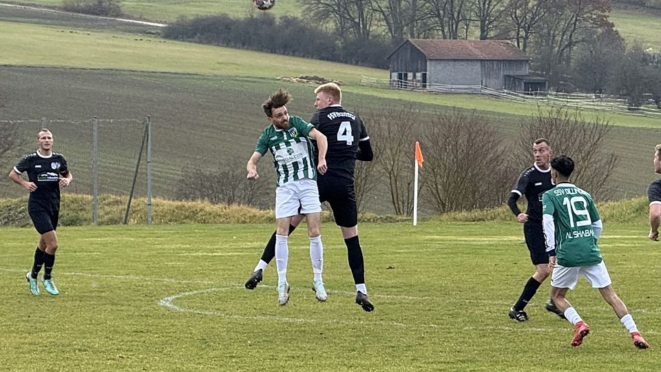 Dillingens sich seit Wochen in starker Form präsentierender Gazmend Nuraj, hier im Kopfballduell mit Buchdorfs Jonas Hüttenhofer (schwarzes Trikot, Rückennummer 4), traf nach 58 Spielminuten sehenswert aus etwa 18 Metern zum 1:1-Endstand ins Tordreieck.