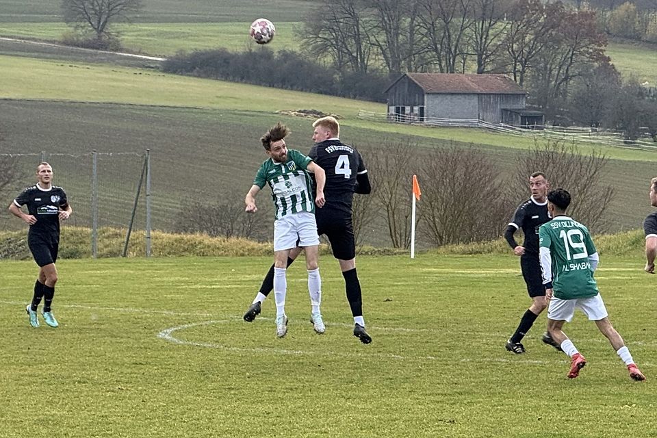 Dillingens sich seit Wochen in starker Form präsentierender Gazmend Nuraj, hier im Kopfballduell mit Buchdorfs Jonas Hüttenhofer (schwarzes Trikot, Rückennummer 4), traf nach 58 Spielminuten sehenswert aus etwa 18 Metern zum 1:1-Endstand ins Tordreieck.