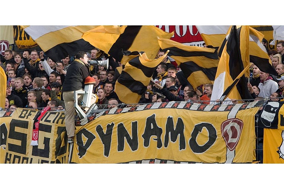 Die Fans der SG Dynamo Dresden und des SSV Jahn Regensburg gelten als Rivalen.  Archiv-Foto: altrofoto.de