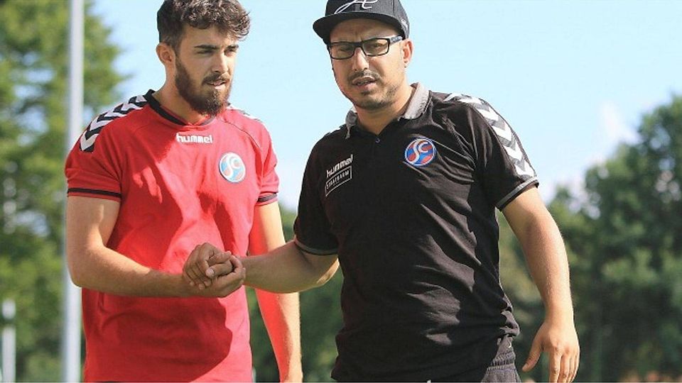 Der Konstanzer Cheftrainer Trainer Mohamed Karaki (rechts) und sein Co-Trainer Fabian Geist sind mit ihrem rundum erneuerten Team Favorit im Pokal-Erstundenspiel beim FV Walbertsweiler/Rengetsweiler. Foto: Bodon
