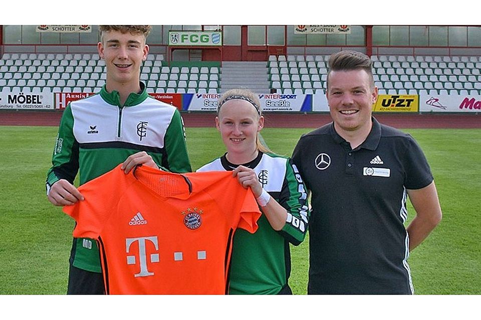 Freuen sich auf ihre neuen Aufgaben im Trikot des FC Bayern: Maurice Dehler und Annalena Knöferl (rechts ihr Gundelfinger U15-Trainer Michael Lasar).  Foto: fcg