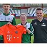 Freuen sich auf ihre neuen Aufgaben im Trikot des FC Bayern: Maurice Dehler und Annalena Knöferl (rechts ihr Gundelfinger U15-Trainer Michael Lasar).  Foto: fcg