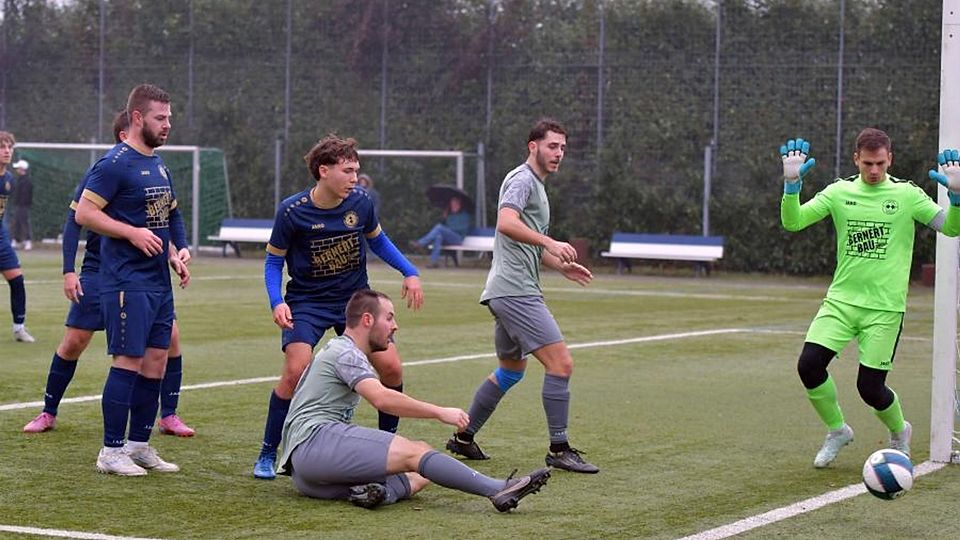 Knapp daneben: Nico Fetsch hatte vor der Pause die Chance, den TSV Hambach gegen die TG Jahn Trösel in Führung zu bringen. Nach dem Wechsel gelang ihm das, doch am Ende wurde die Fußball-A-Liga-Partie nicht regulär abgepfiffen. Der Schiedsrichter brach ab, nachdem er offenbar von Zuschauern beleidigt wurde.	Foto: Dagmar Jährling