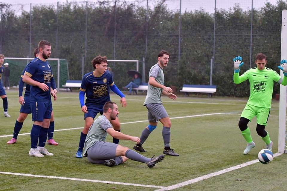 Knapp daneben: Nico Fetsch hatte vor der Pause die Chance, den TSV Hambach gegen die TG Jahn Trösel in Führung zu bringen. Nach dem Wechsel gelang ihm das, doch am Ende wurde die Fußball-A-Liga-Partie nicht regulär abgepfiffen. Der Schiedsrichter brach ab, nachdem er offenbar von Zuschauern beleidigt wurde.	Foto: Dagmar Jährling