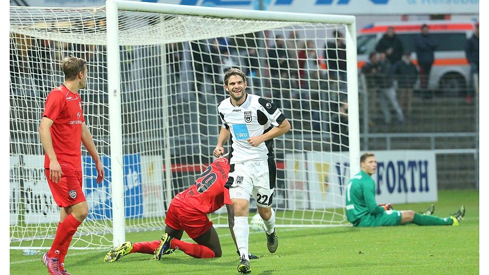 Hatte zuletzt viel Grund zum Jubeln: Bastian Heidecker stieg mit dem SSV Ulm (Mitte) in die Regionalliga auf. In der kommenden Saison kehrt er zur TSG Giengen zurück. FOTO: EIBNER