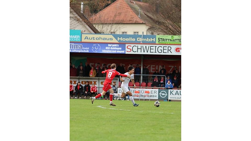 Takero Itoi vom TSV Schott Mainz (rechts) läuft seinem Bahlinger Gegenspieler davon und in der Restrückrunde für den FSV Frankfurt auf.	Archivfoto: Chiara Puci/TSV Schott