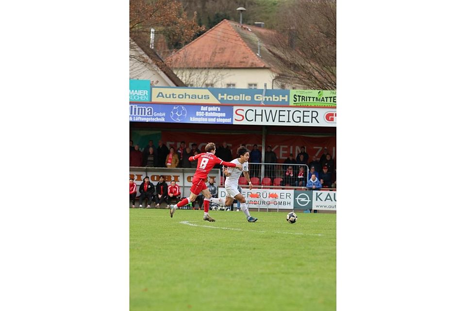 Takero Itoi vom TSV Schott Mainz (rechts) läuft seinem Bahlinger Gegenspieler davon und in der Restrückrunde für den FSV Frankfurt auf.	Archivfoto: Chiara Puci/TSV Schott