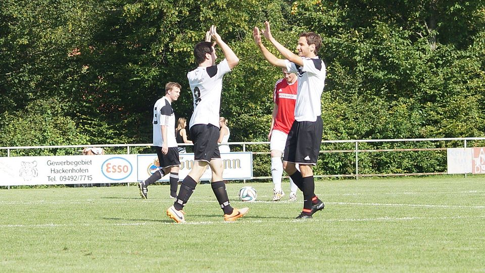 Dreifachtorschütze  Richnowski (li.) und der fünffache Vorlagengeber Uhrmann bejubeln den Treffer zum 0:1. F: Würthele