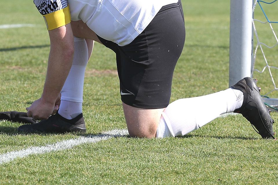 Auch im Saisonendspurt gilt: Fußballschuhe ordentlich zumachen.