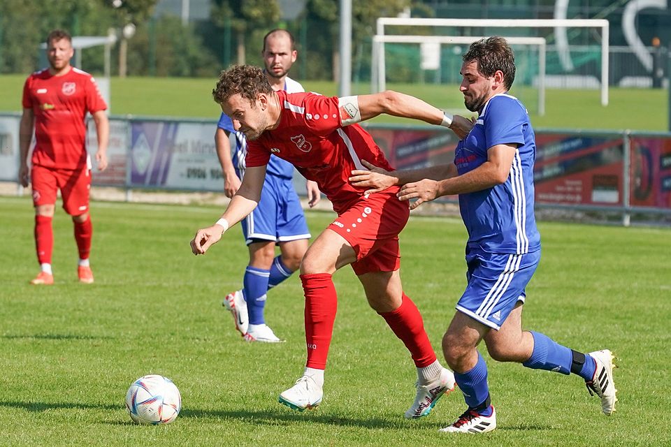 Sven Rotzer (links) ging mit dem FC Mertingen auch im Heimspiel gegen den FSV Marktoffingen leer aus.