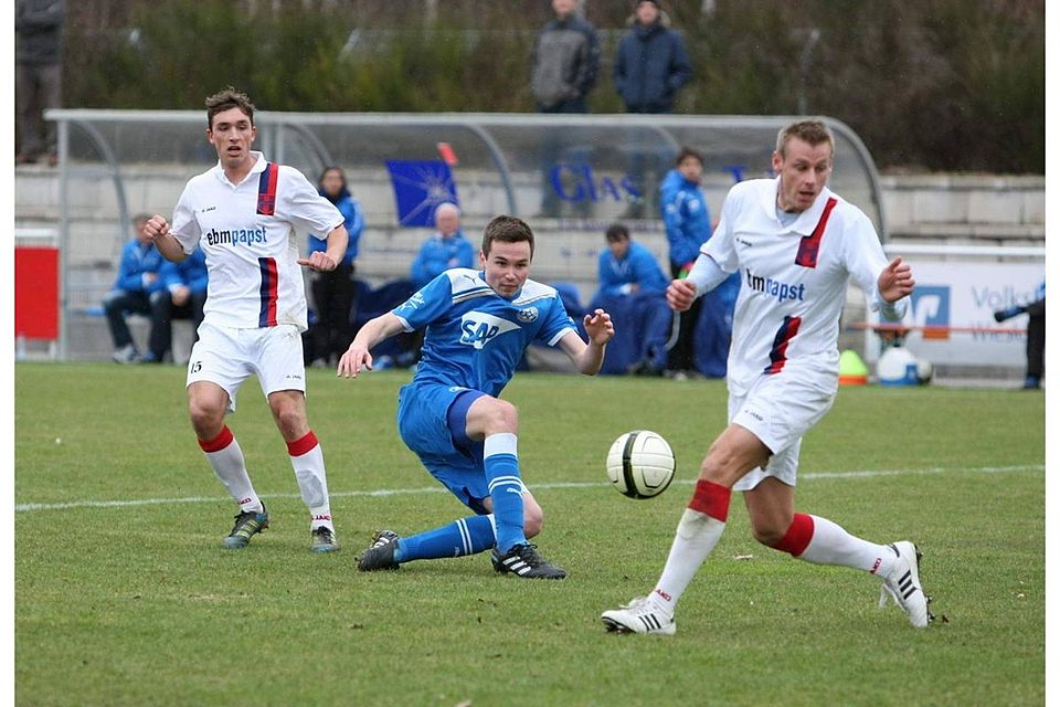 Der FSV Hollenbach gastiert morgen beim Spitzereiter VfR Mannheim. Beim Spiel in Walldorf (unser Foto) musste der FSV ein 2:1-Niederlage einstecken.  Foto: Pfeifer