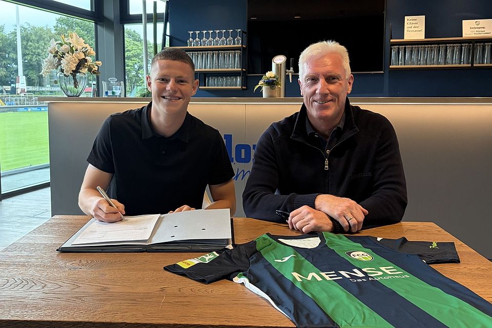 Justin Lukas (l.) bei der Vertragsunterzeichnung mit Rob Reekers, Sportlicher Leiter des FC Gütersloh. Justin Lukas (l.) bei der Vertragsunterzeichnung mit Rob Reekers, Sportlicher Leiter des FC Gütersloh.