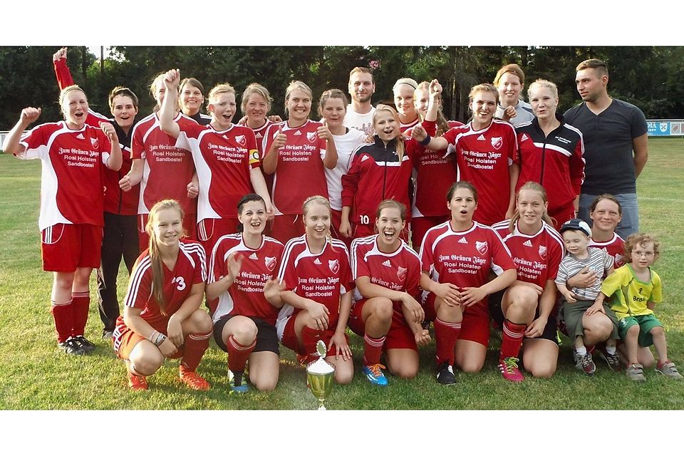 Die Fußballdamen der SG Sandbostel/Hesedorf feiern den Gewinn des Haustechnik-Pape-Cups in Rhade.