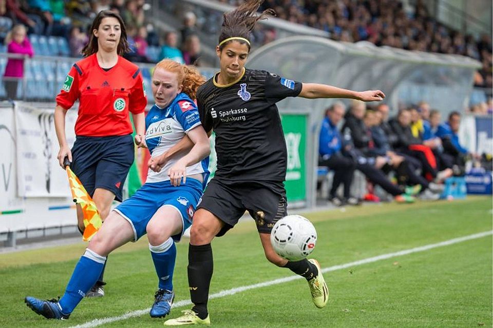 Im Vorspiel siegte die TSG mit 1:0 gegen den MSV Duisburg. Lena Weiss hier im Zweikampf gegen die "Zebras".       Foto: Uwe Grün