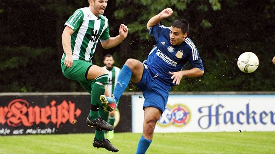 Das Bein blieb im Duell mit Oberweikertshofens Mehmet Ayvaz (rechts) zwar heil, nicht aber die Schulter. FCG-Verteidiger Tiemo Reutter musste bei der 0:2-Niederlage seiner Grün-Weißen erneut verletzt ausgewechselt werden.	F.: Walter Brugger