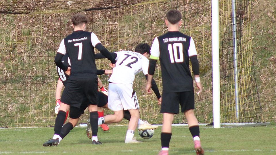 Unwiderstehlich: Paul Filser (Nummer 72) setzte sich im Mindelheimer Strafraum durch und erzielte das vorentscheidende 3:1 gegen den TSV Kammlach.