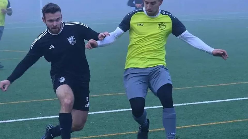 Laubenheim behält den Durchblick im Nebel – und im Zweikampf: Niklas Suhr (links) läuft gegen Oppenheims Sascha Piewig an.