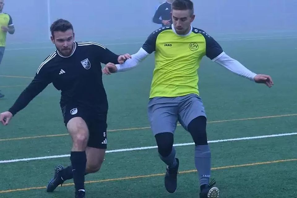 Laubenheim behält den Durchblick im Nebel – und im Zweikampf: Niklas Suhr (links) läuft gegen Oppenheims Sascha Piewig an.