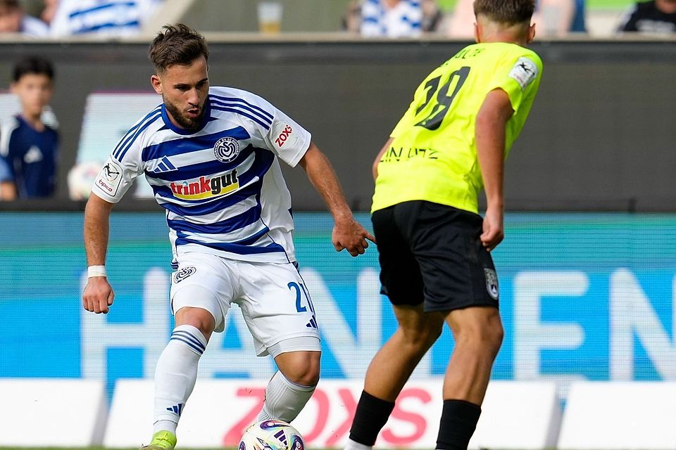 Can Coskun am Ball für die Zebras.