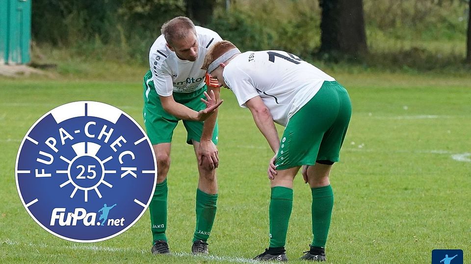 Alles gut bei dir? Wojciech Wisniewski und Matti-Nils Stecher schnaufen durch im Vorjahres-Spiel gegen den TSV Harreshausen.