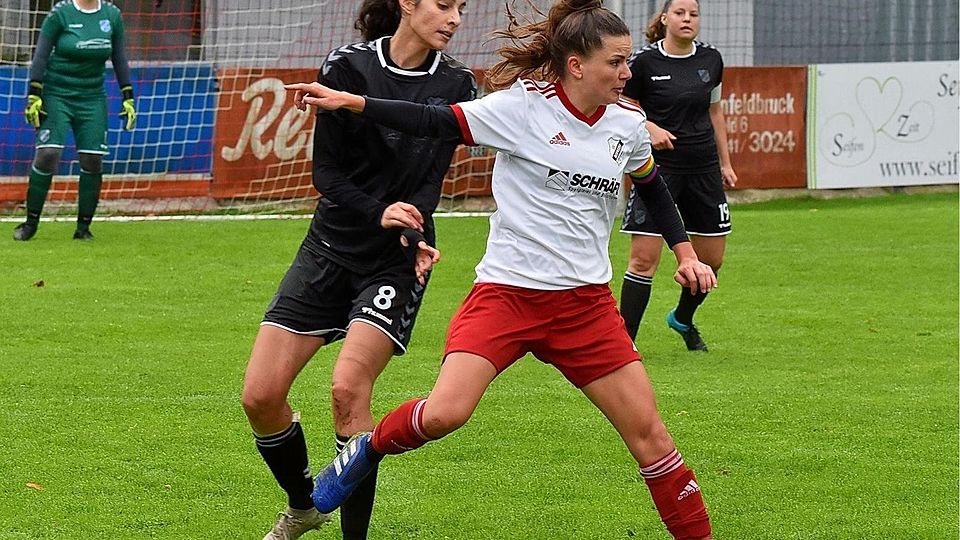 Überackers Johanna Draude (weißes Trikot) im Spiel gegen den FC Langengeisling.