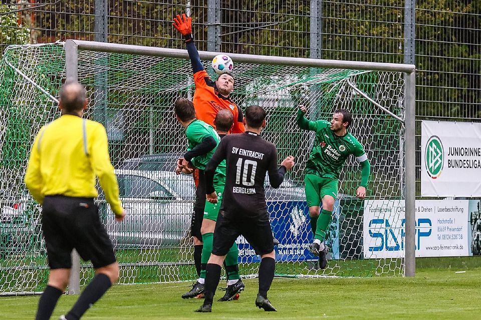 Packende Torraumszene: Viel zu tun hatte Berglerns Schlussmann Lukas Kohlschutter, der gegen Forstern viele Bälle entschärfte. Seine Kollegen Michael Faltermeier (Nr. 10) und Fabian Taubmann (r.) schauen zu, FCF-Kapitän Tobias Keserü (2. v. r.) kam nicht mehr ans Leder.