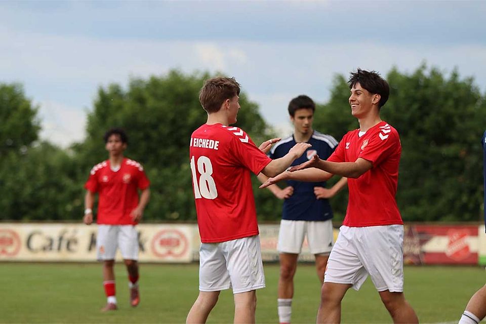 Carlo Meinert (r.) jubelt mit Anton Sperhake über seinen Treffer zum 3-0. 
