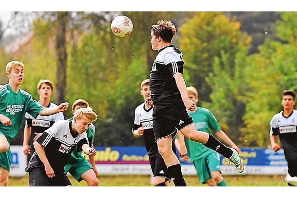 Fußball-Landesligist  BV Cloppenburg (in Schwarz-Weiß) war im Derby der B-Junioren schnell voll auf der Höhe. Die SG Friesoythe/Sedelsberg kassierte schon nach vier Minuten den  entscheidenden Treffer zum 0:1. Björn LIchtfuß