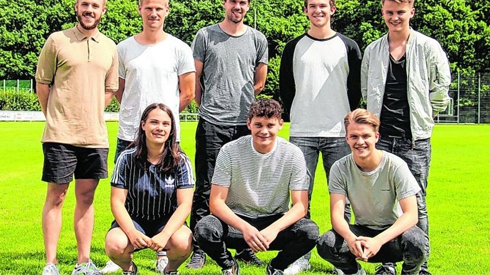 Jan Weeg (hinten von links), Maurits Schön und Sören Stephan betreiben die Spielerberatungsagentur „Vista Athletics“. Sie scouten talentierte Fußballer wie Keanu Born, Moritz Klein (beide Alemannia Aachen), Jana Lennartz (vorne von links, TV Konzen), David Can und Mathis Müller (beide FC Niederau), und vermitteln ihnen dann ein Stipendium in den USA. Foto: Kevin Teichmann