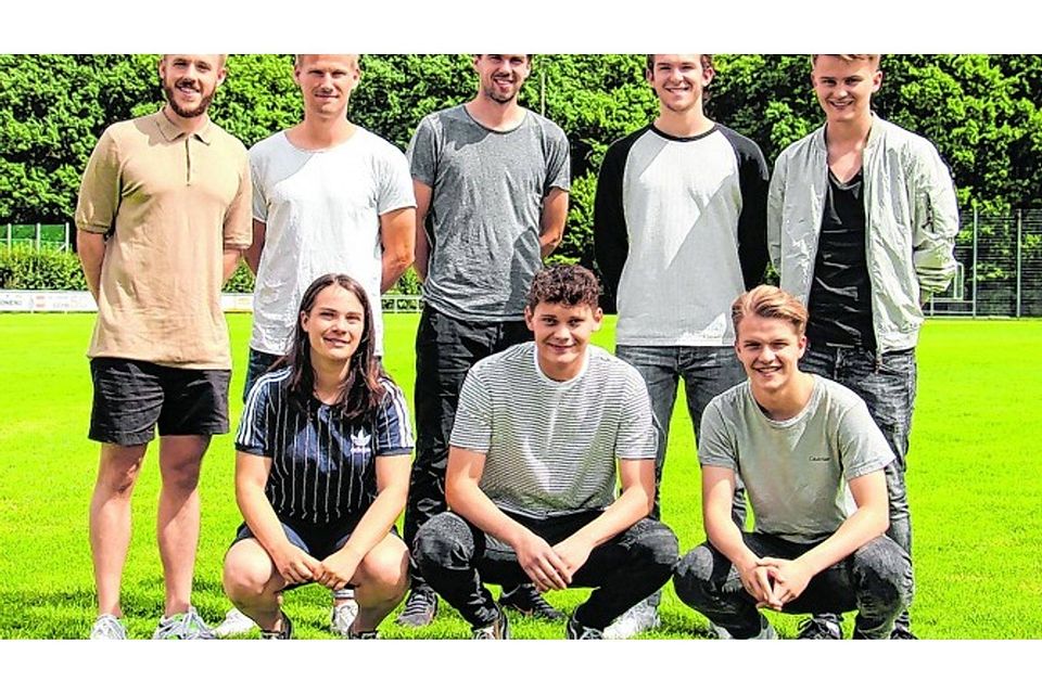 Jan Weeg (hinten von links), Maurits Schön und Sören Stephan betreiben die Spielerberatungsagentur „Vista Athletics“. Sie scouten talentierte Fußballer wie Keanu Born, Moritz Klein (beide Alemannia Aachen), Jana Lennartz (vorne von links, TV Konzen), David Can und Mathis Müller (beide FC Niederau), und vermitteln ihnen dann ein Stipendium in den USA. Foto: Kevin Teichmann